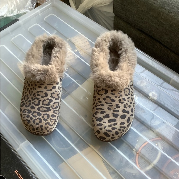 Therafit Shoes - Therafit Clog Size 9. Interior is furry.  Bottoms help with foot problems